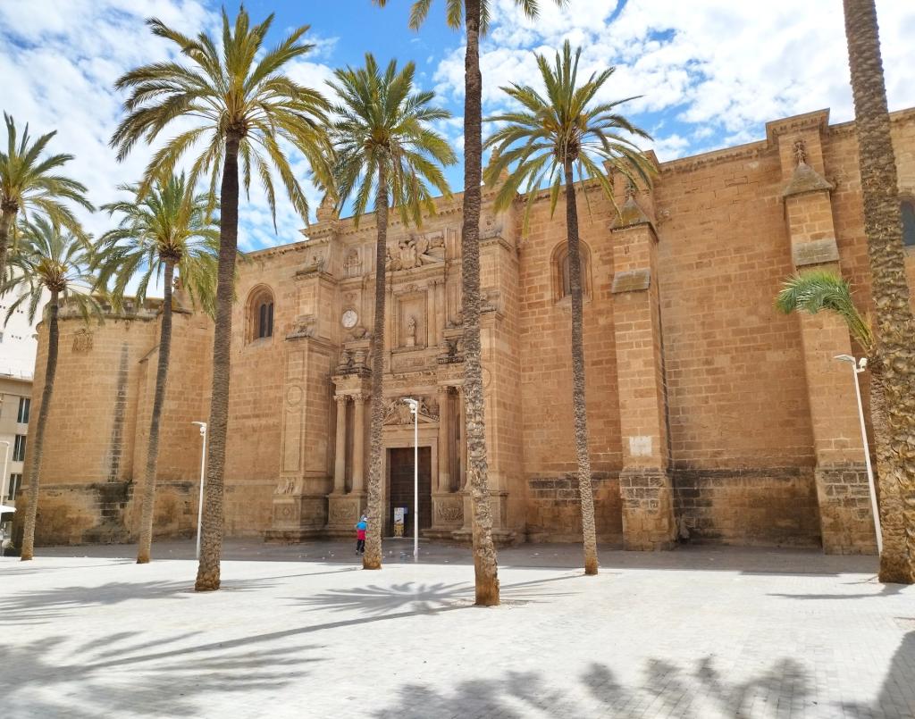 Almerian katedraali | Road trip Espanjasta Portugaliin | Elämää Nomadina