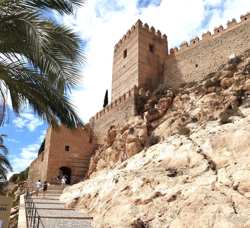Elämää Nomadina - Vuosikooste 2023 – seikkailuja Euroopassa ja Itä-Afrikassa Alcazaba de Almeria linnoitus | Road trip Espanjasta Portugaliin | Elämää Nomadina