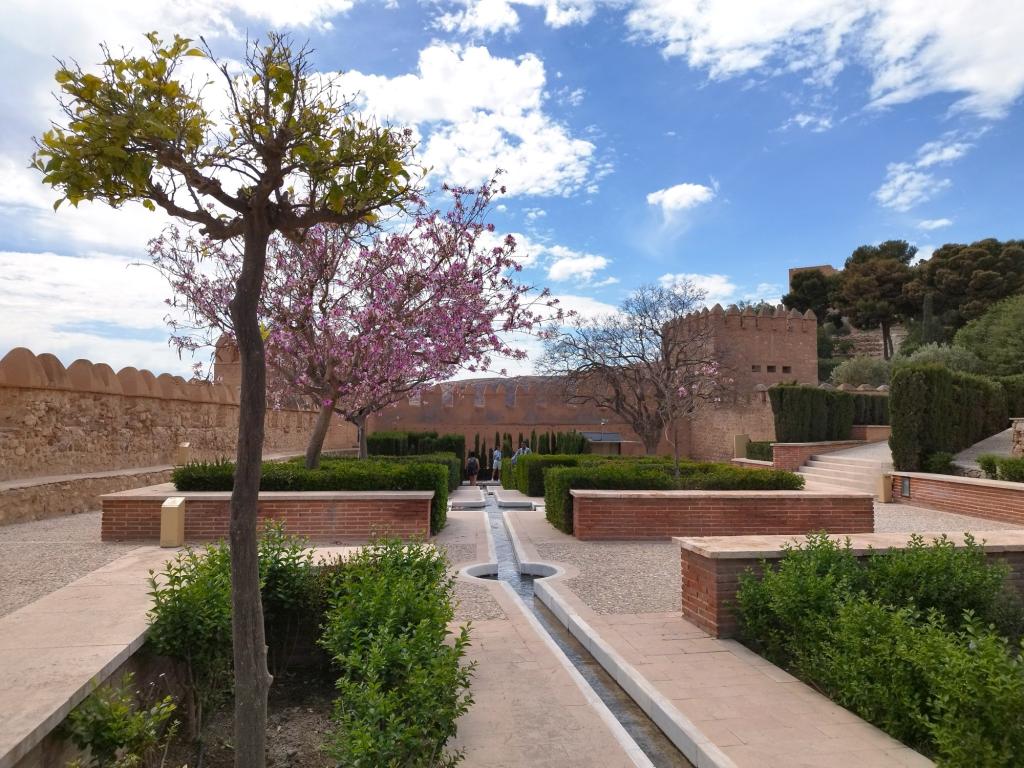 Alcazaba de Almeria linnoitus, puutarha | Road trip Espanjasta Portugaliin | Elämää Nomadina