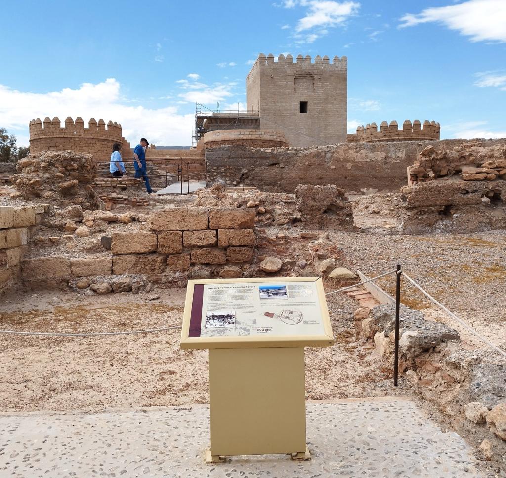 Alcazaba de Almeria linnoitus | Road trip Espanjasta Portugaliin | Elämää Nomadina