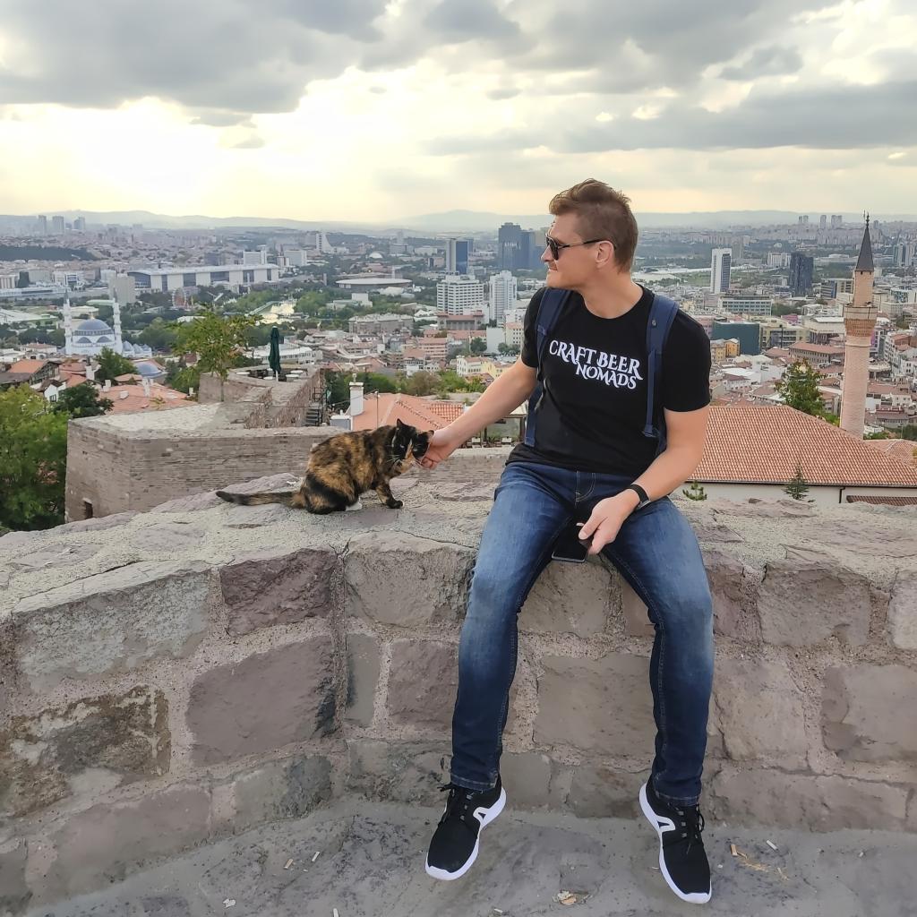 Ankaran linnoituksella kissan kanssa | Road trip Turkissa osa 2: Safranbolu ja Ankara | Elämää Nomadina blogi