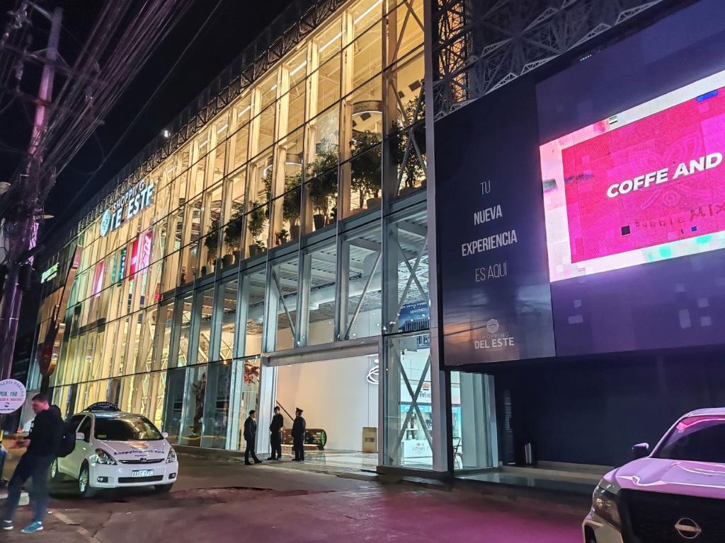 Shopping center in Ciudad del Este | Paraguay | Elämää Nomadina matkablogi