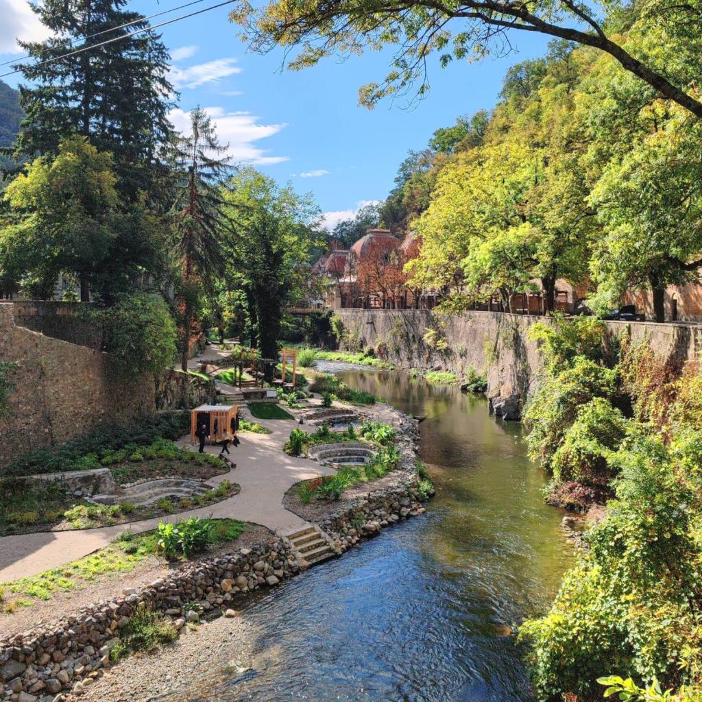 Elämää Nomadina - Syksyinen road trip Romaniasta Slovenian kautta Ranskaan Băile Herculane | Romania | Syksyinen pakumatka halki Euroopan | Elämää Nomadina