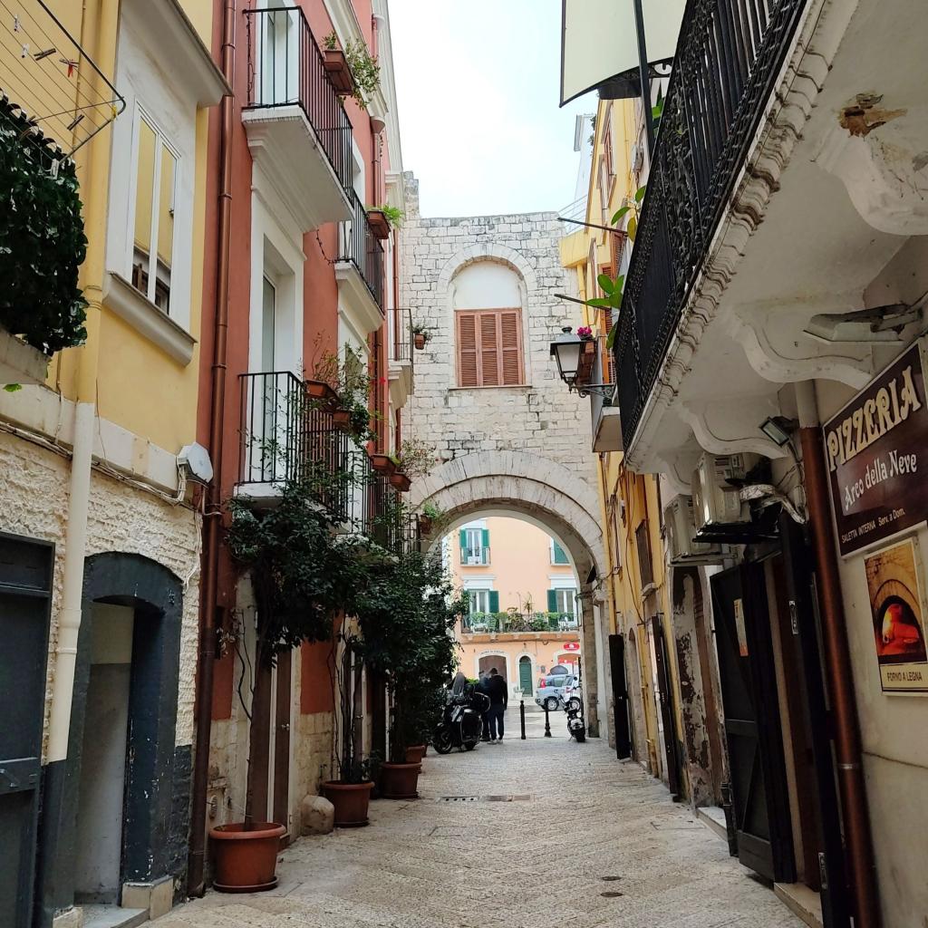Katumaisema Barin historiallisessa keskustassa | Puglia | Italia | Elämää Nomadina blogi