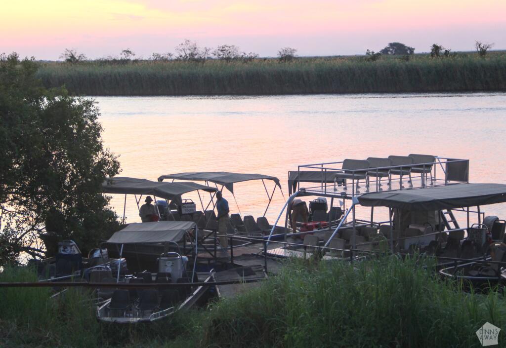 Elämää Nomadina - Venesafari Chobe-joella Botswanassa Jokisafariveneitä auringonlaskussa | Venesafari Chobe-joella Botswanassa | Elämää Nomadina