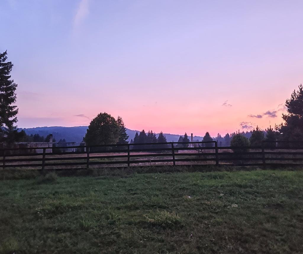 Auringonlasku leirintäalueella Bosnia-Hertsegovinassa | Kesäturistina Suomessa ja road trip halki Itä-Euroopan | Elämää Nomadina