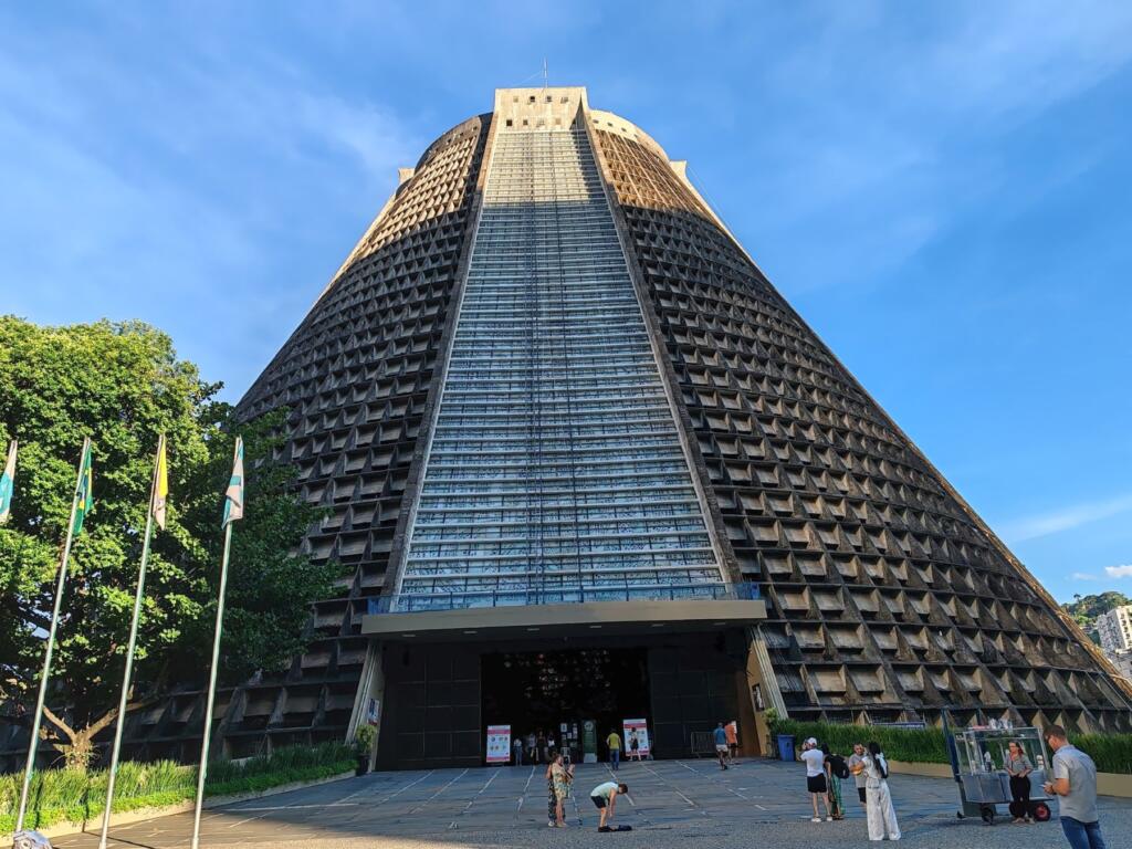 Catedral Metropolitana de São Sebastião do Rio de Janeiro, Brasilia | Itacarén rannoilta Rio de Janeiroon ja São Pauloon | Elämää Nomadina