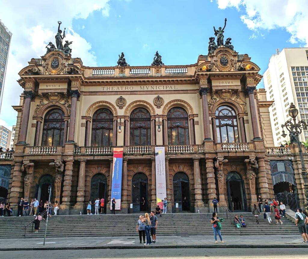 Theatro Municipal, São Paulo, Brasilia | Itacarén rannoilta Rio de Janeiroon ja São Pauloon | Elämää Nomadina