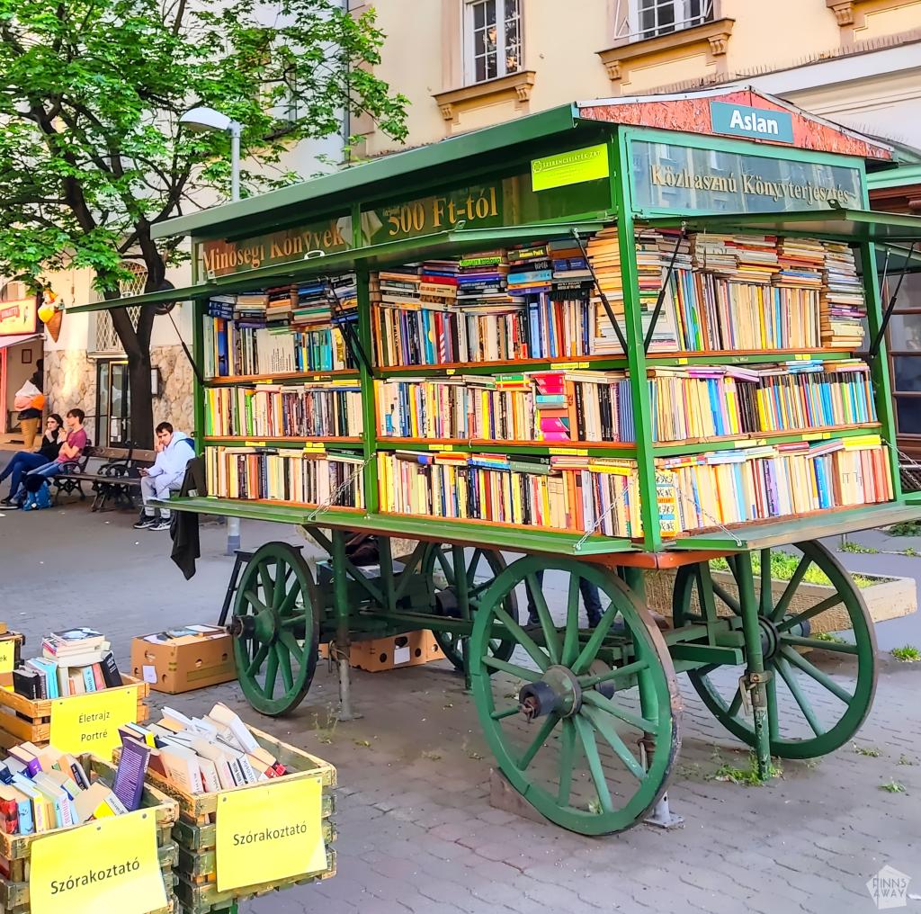 Söpö kirjakauppavaunu Budassa | Koiravahteina hurmaavassa Budapestissa | Elämää Nomadina blogi