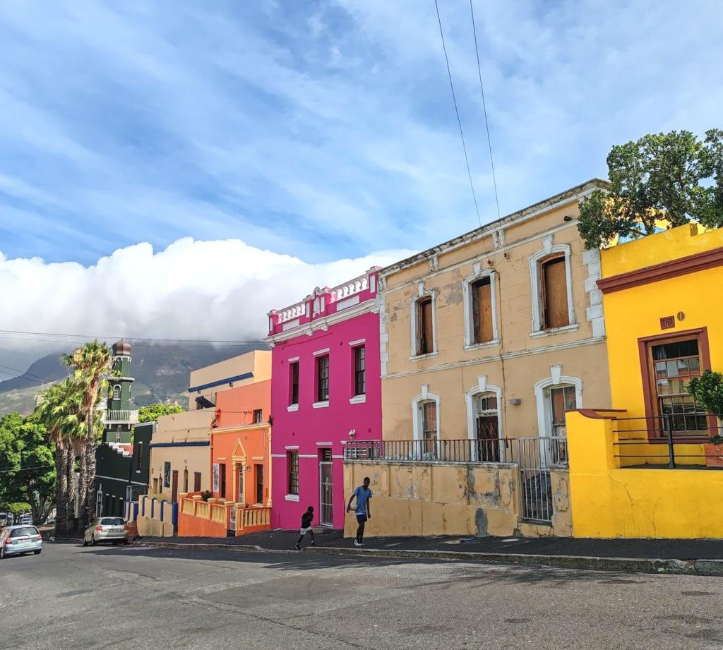 Bo-Kaapin alueen värikkäitä rakennuksia | Kapkaupunki on Etelä-Afrikan kaunein kaupunkikohde | Elämää Nomadina blogi
