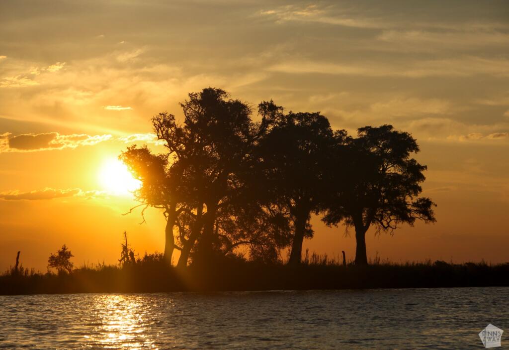 Elämää Nomadina - Venesafari Chobe-joella Botswanassa Auringonlasku joella | Venesafari Chobe-joella Botswanassa | Elämää Nomadina