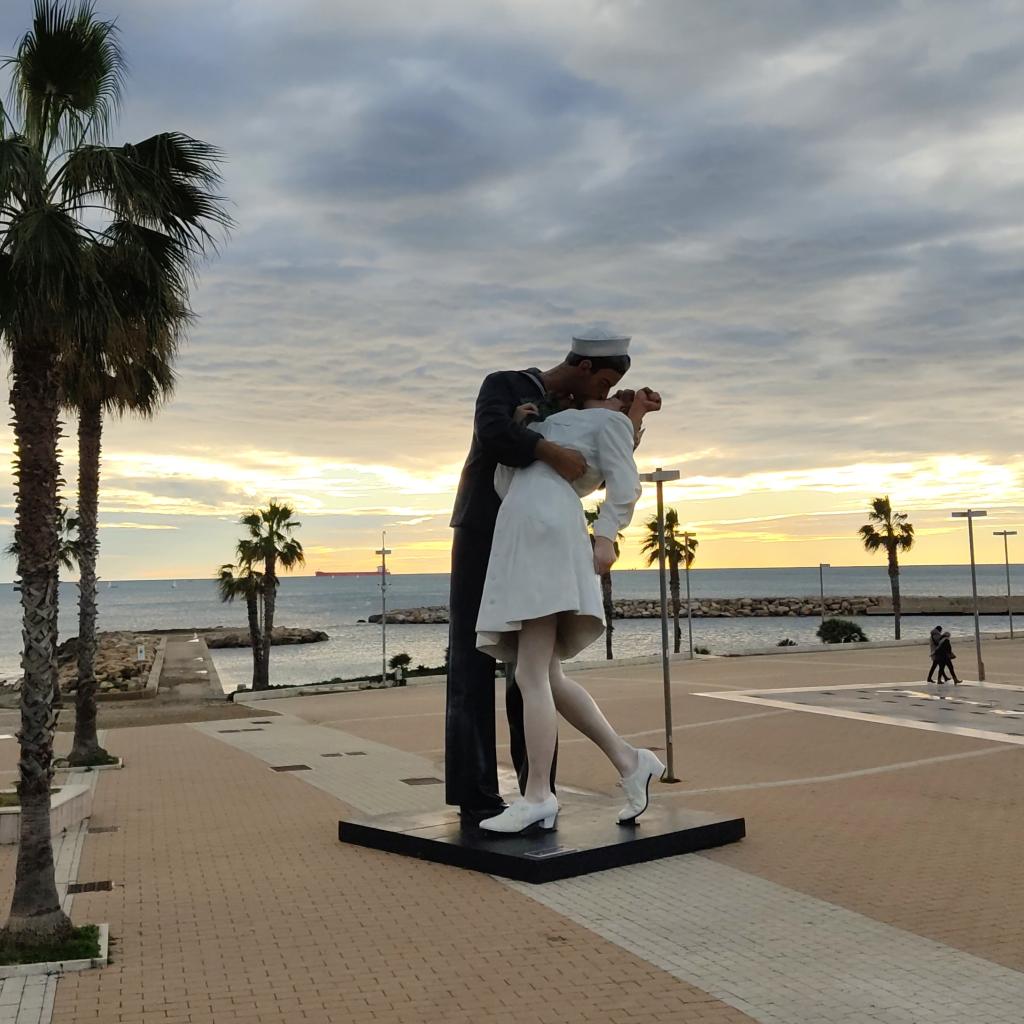 “Kissing in Memory of a Port” -patsas, Civitaveccia, Italia | Elämää Nomadina