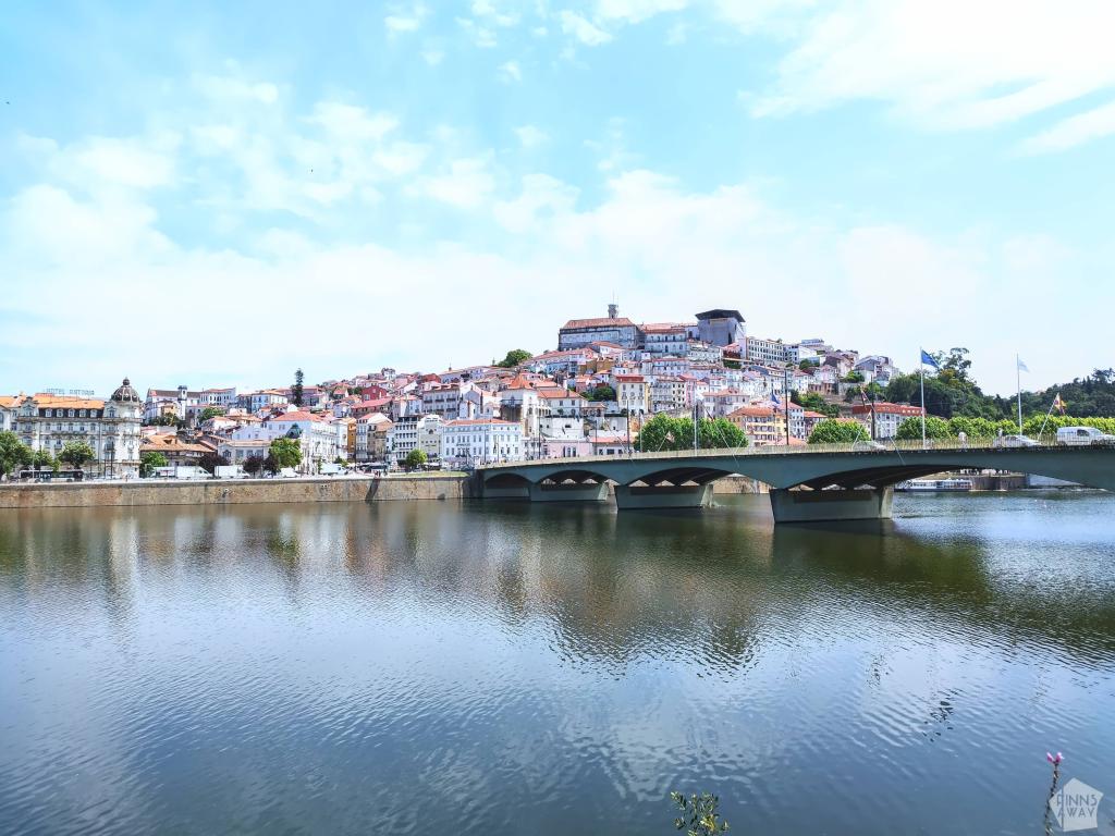 Coimbra kuvattuna joen yli | Road trip Portugalissa: Rannikkomaisemia, Tomar ja Coimbra | Elämää Nomadina