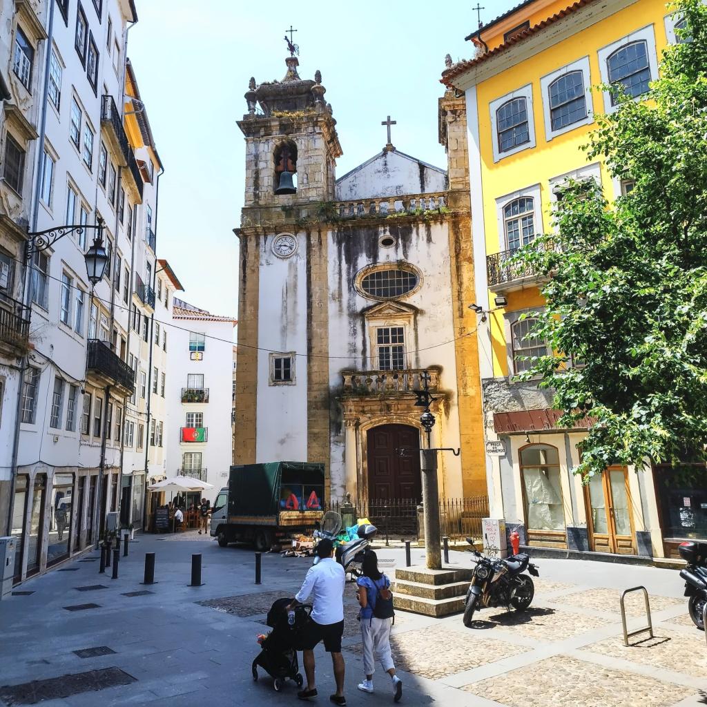 Igreja de S. Bartolomeu kirkko Coimbrassa | Road trip Portugalissa: Rannikkomaisemia, Tomar ja Coimbra | Elämää Nomadina
