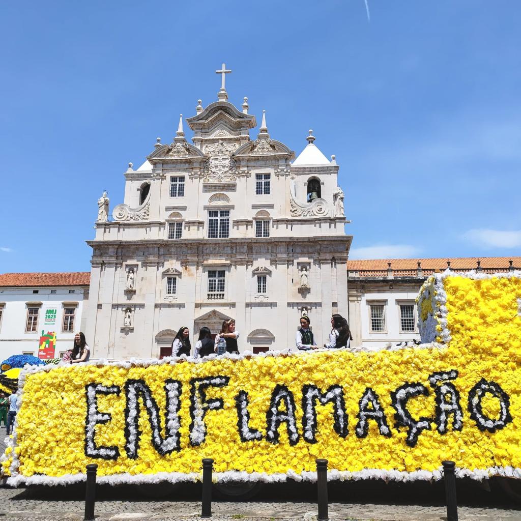 Queima das Fitas juhlan paraatikulkuneuvo | Road trip Portugalissa: Rannikkomaisemia, Tomar ja Coimbra | Elämää Nomadina