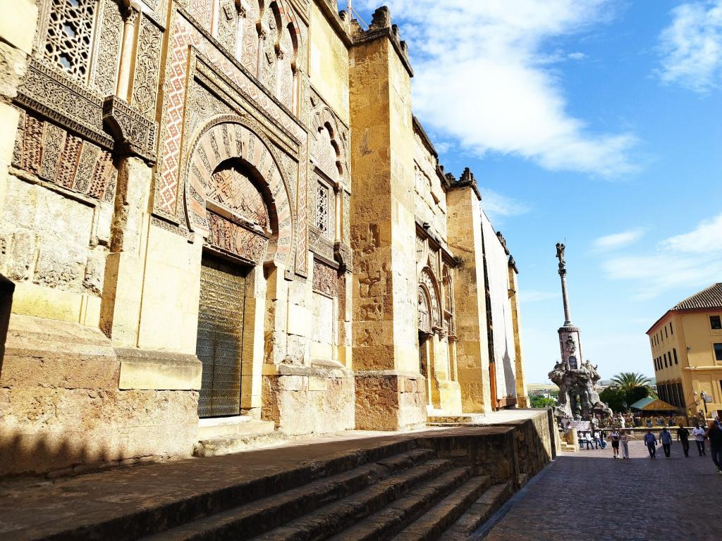 Cordoban moskeija-katedraalin seinää | Road trip Espanjasta Portugaliin | Elämää Nomadina