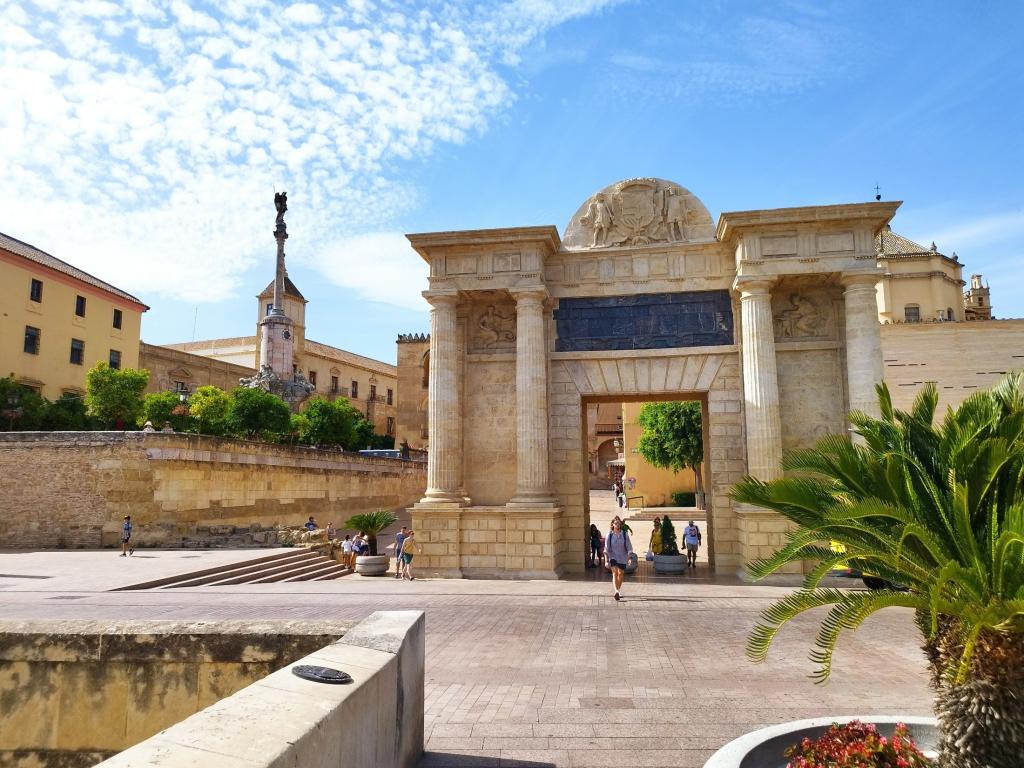Puerta del Puente kaupunginportti, Cordoba | Road trip Espanjasta Portugaliin | Elämää Nomadina
