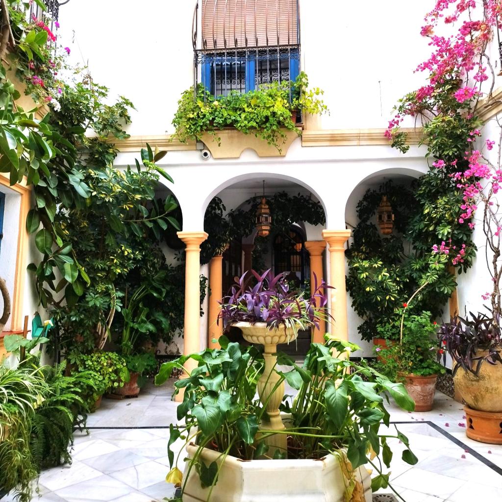 Värikäs patio Cordobassa | Road trip Espanjasta Portugaliin | Elämää Nomadina