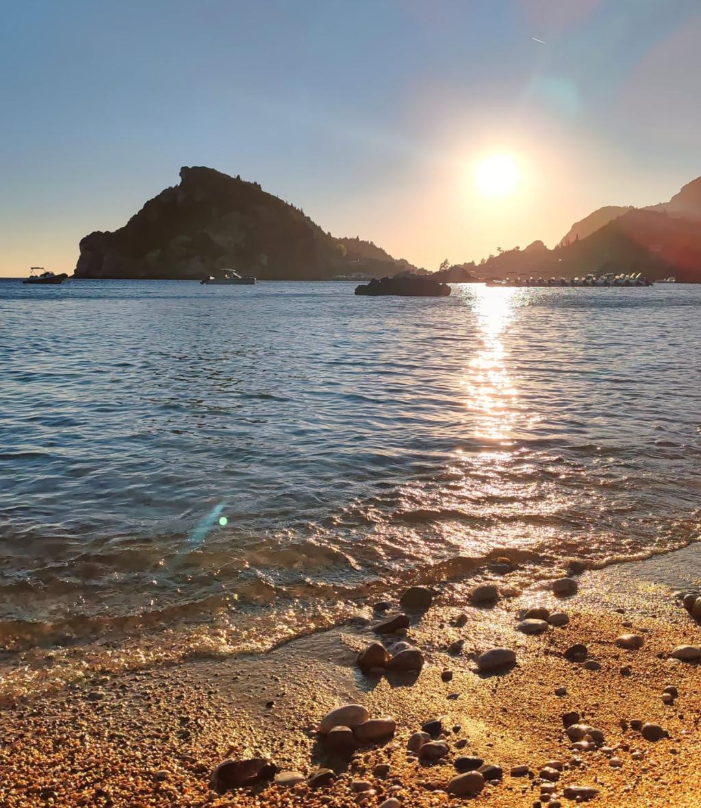 Auringonlasku Agia Triada Beachilla Korfulla | Autolla Euroopassa: Korfu ja Thessaloniki Kreikassa | Elämää Nomadina