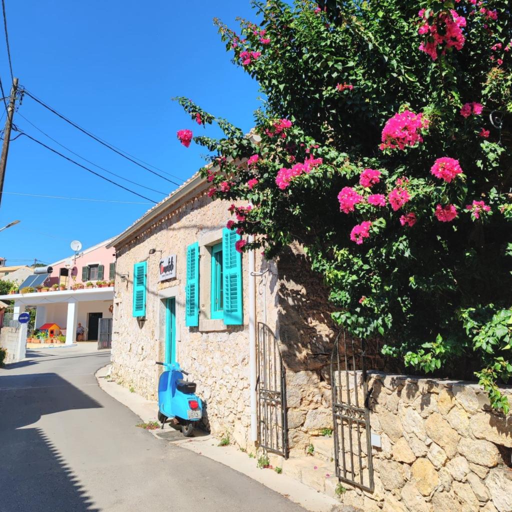 Kylätie ja skootteri Korfulla | Autolla Euroopassa: Korfu ja Thessaloniki Kreikassa | Elämää Nomadina