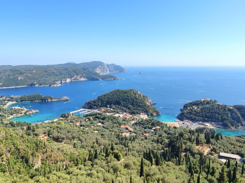 Korfun rannikkomaisemaa Palaiokastristsassa | Autolla Euroopassa: Korfu ja Thessaloniki Kreikassa | Elämää Nomadina