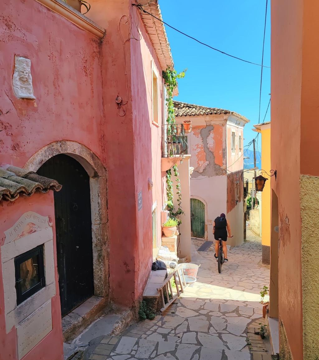 Pyöräilemässä Lakonesin kylän kujilla Korfulla | Autolla Euroopassa: Korfu ja Thessaloniki Kreikassa | Elämää Nomadina