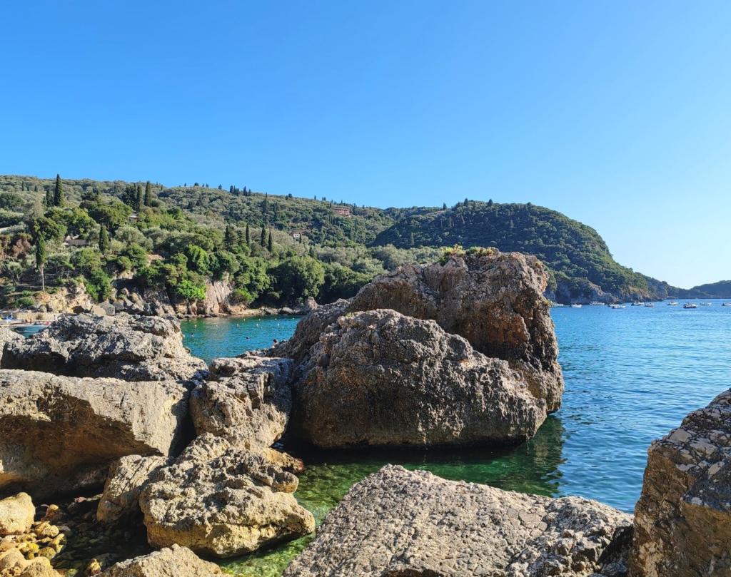Rantamaisema Korfulla | Autolla Euroopassa: Korfu ja Thessaloniki Kreikassa | Elämää Nomadina