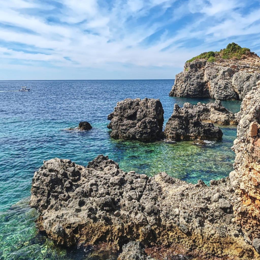 Rantakallioita Korfulla | Autolla Euroopassa: Korfu ja Thessaloniki Kreikassa | Elämää Nomadina