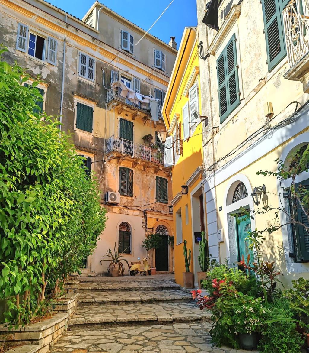 Katumaisema Korfun vanhasta keskustasta | Autolla Euroopassa: Korfu ja Thessaloniki Kreikassa | Elämää Nomadina