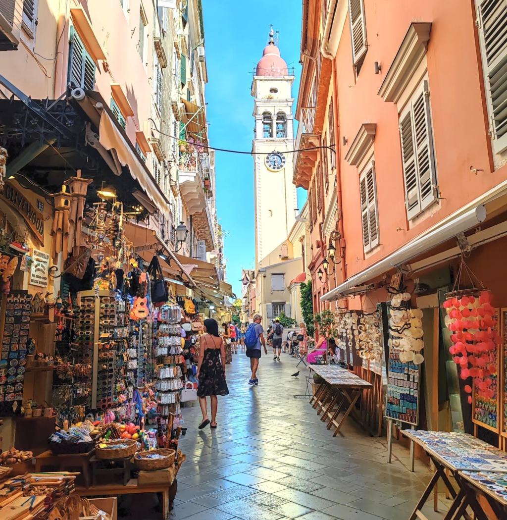 Katumaisema Korfun vanhasta keskustasta | Autolla Euroopassa: Korfu ja Thessaloniki Kreikassa | Elämää Nomadina