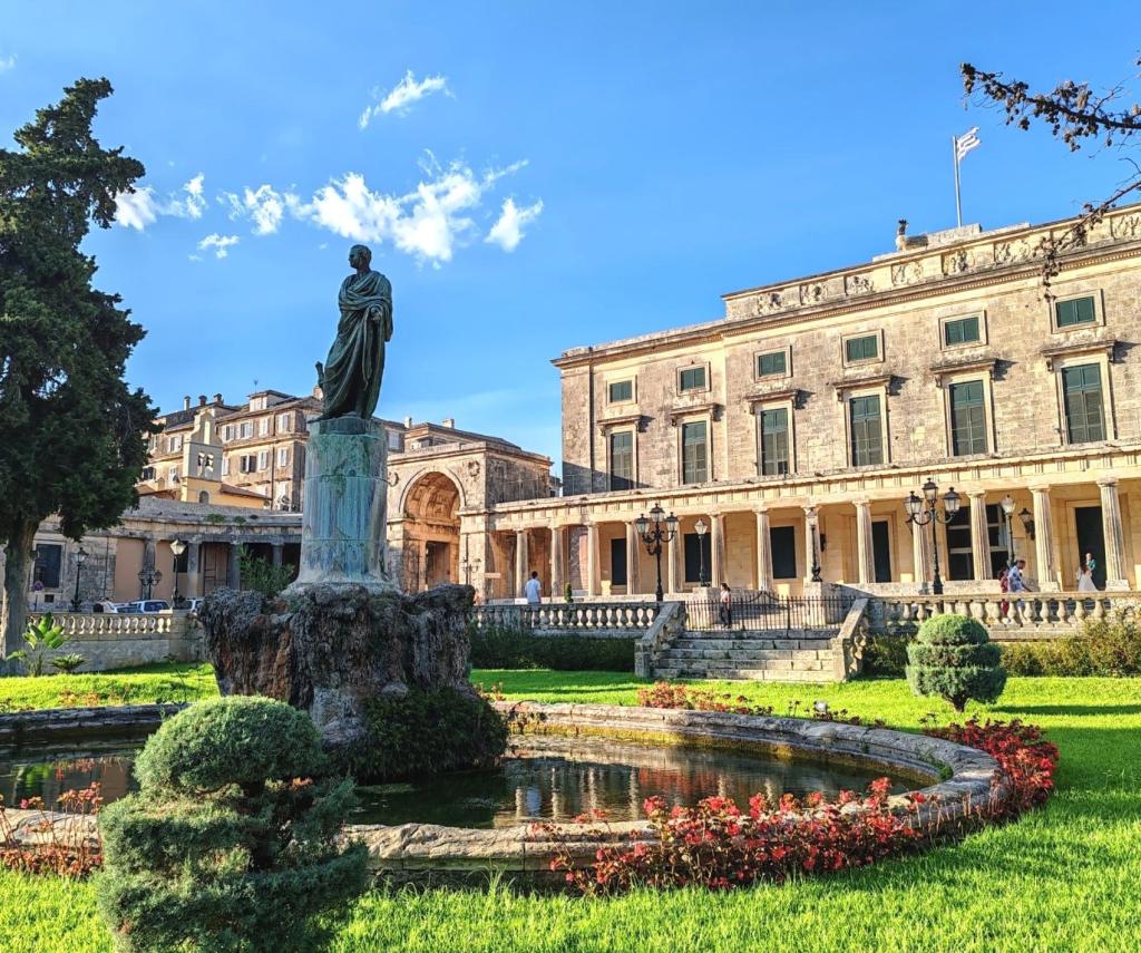 Pyhän Mikaelin ja Pyhän Yrjön palatsi, Korfu | Autolla Euroopassa: Korfu ja Thessaloniki Kreikassa | Elämää Nomadina