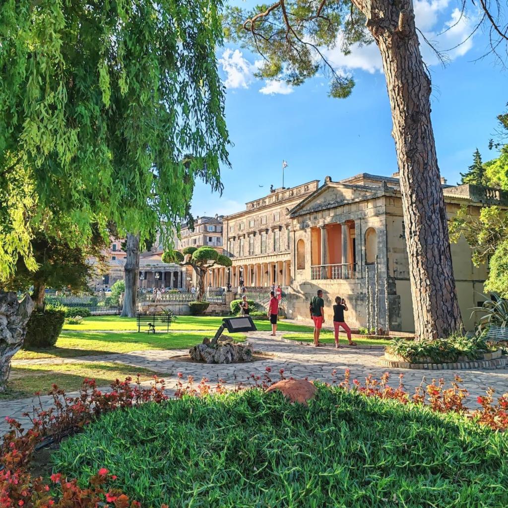 Pyhän Mikaelin ja Pyhän Yrjön palatsi, Korfu | Autolla Euroopassa: Korfu ja Thessaloniki Kreikassa | Elämää Nomadina