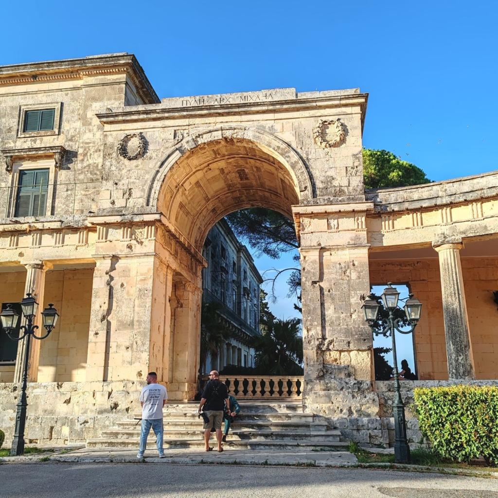 Portti Garden of the Public puistoon Korfun vanhassa keskustassa | Autolla Euroopassa: Korfu ja Thessaloniki Kreikassa | Elämää Nomadina