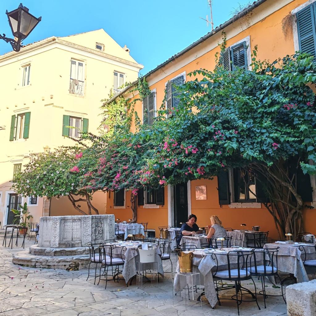 Ravintolan terassi Korfun kaupungissa | Autolla Euroopassa: Korfu ja Thessaloniki Kreikassa | Elämää Nomadina