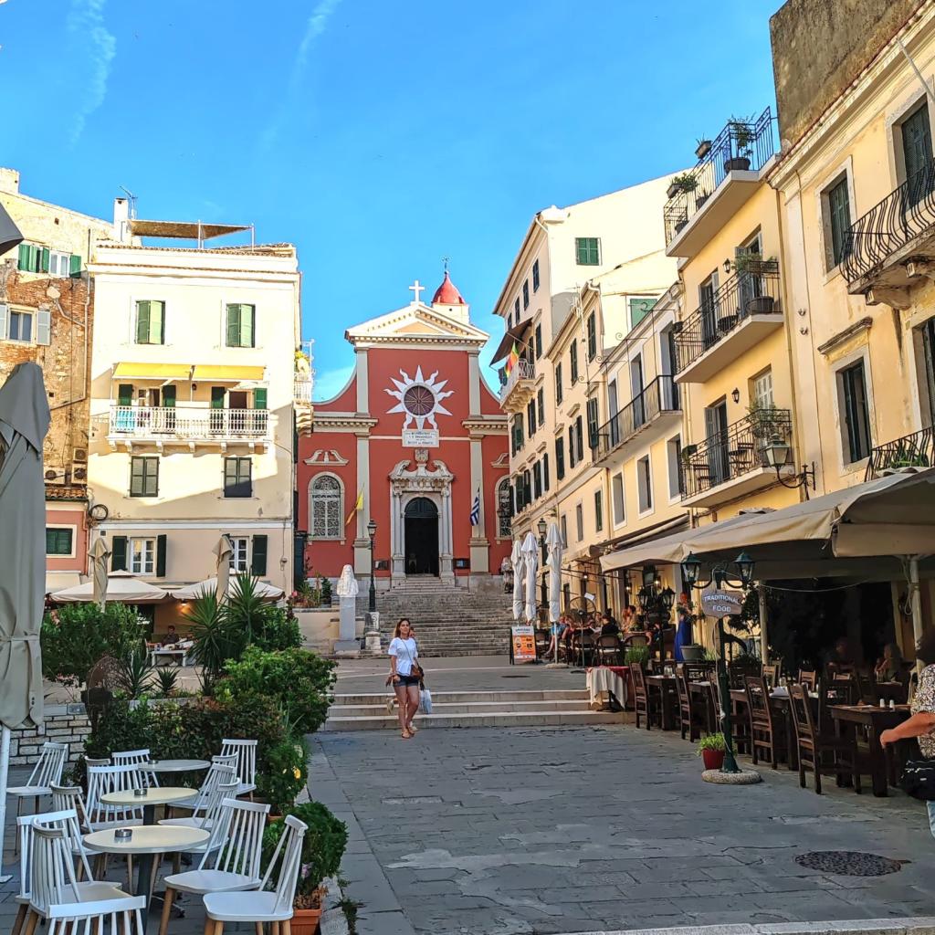 Katumaisema Korfun vanhassa keskustassa | Autolla Euroopassa: Korfu ja Thessaloniki Kreikassa | Elämää Nomadina