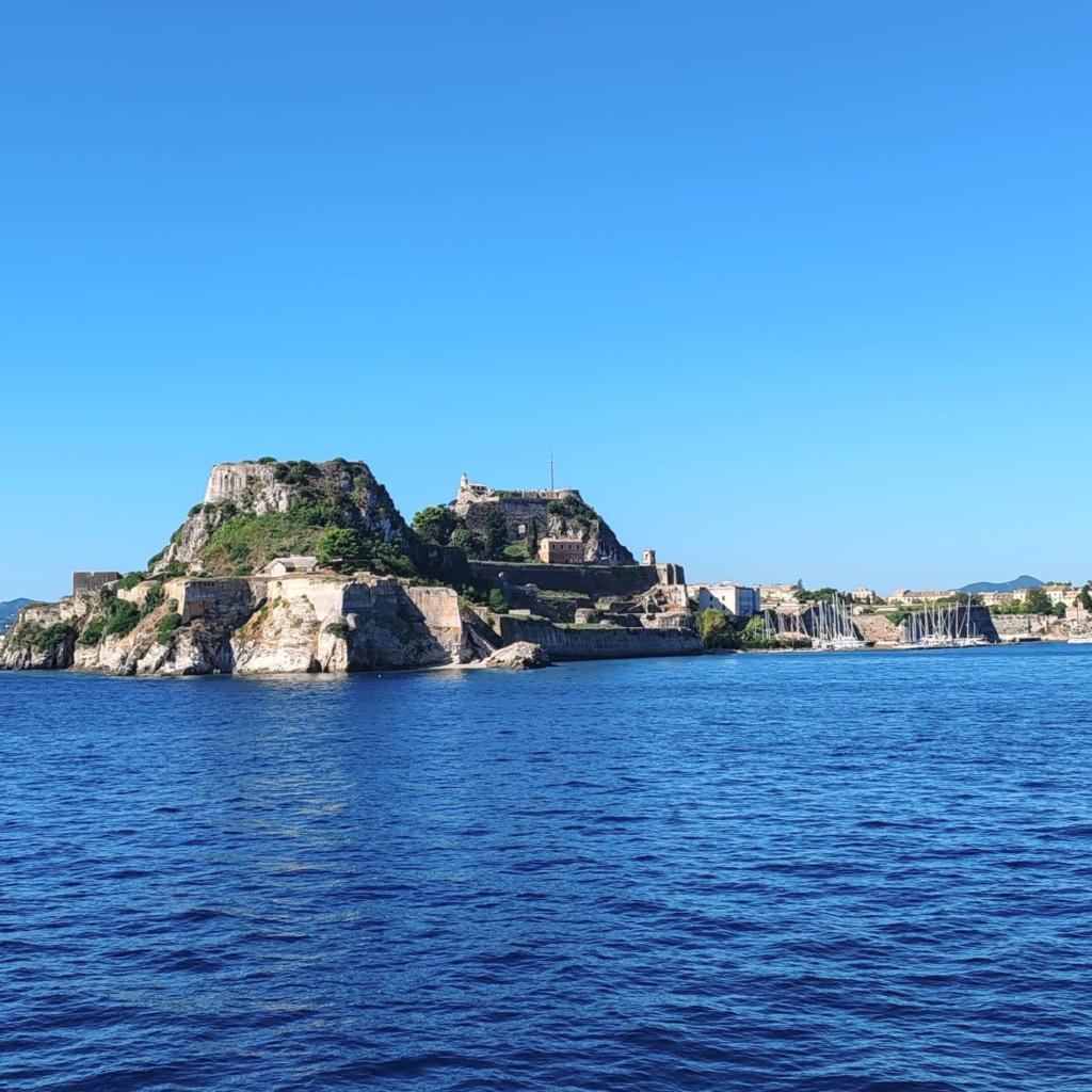 Korfun vanha linnoitus lautalta kuvattuna | Autolla Euroopassa: Korfu ja Thessaloniki Kreikassa | Elämää Nomadina