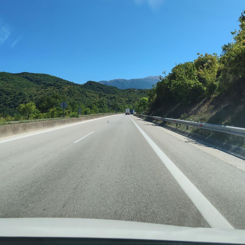 Maisema matkalta kohti Thessalonikia | Autolla Euroopassa: Korfu ja Thessaloniki Kreikassa | Elämää Nomadina