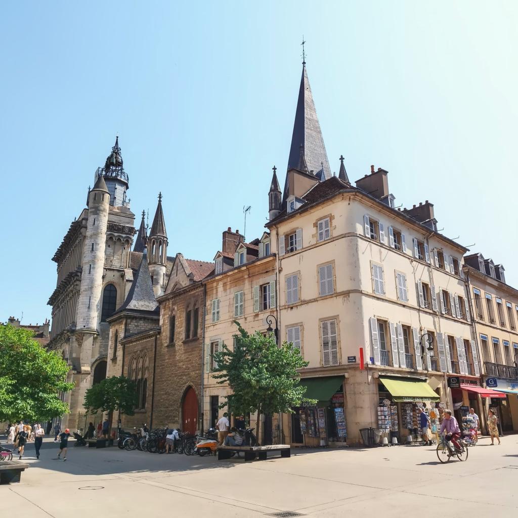 View towards Notre-Dame Church in Dijon | Road trip halki Saksan ja Ranskan | Elämää Nomadina