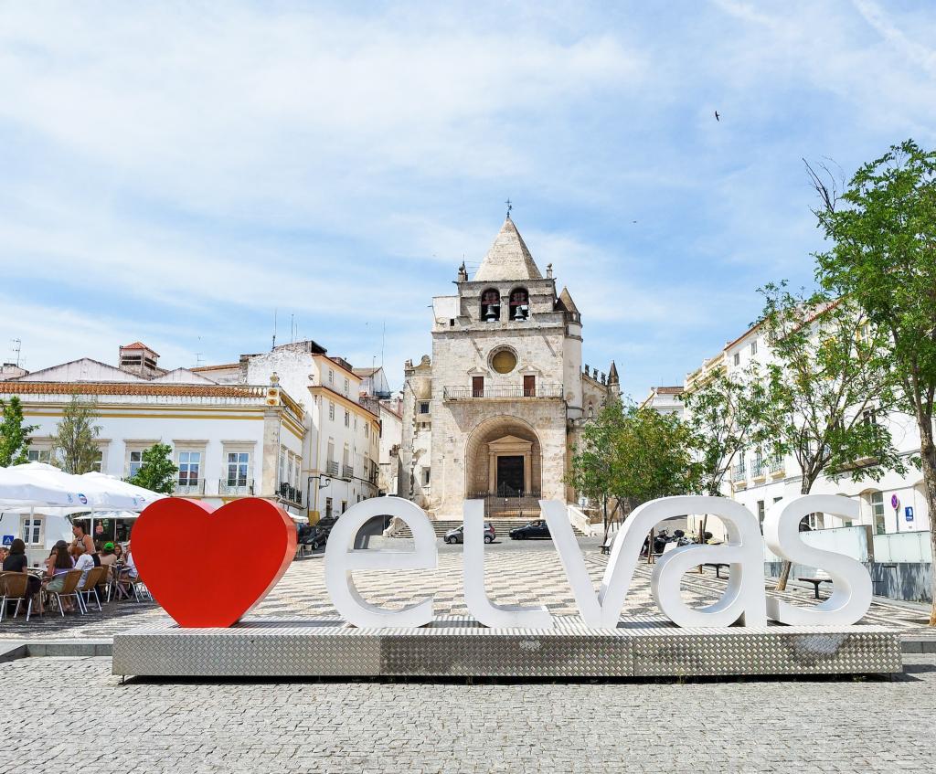 Elämää Nomadina - Vuosikooste 2023 – seikkailuja Euroopassa ja Itä-Afrikassa Elvasin keskusaukio ja kirkko | Road trip Espanjasta Portugaliin | Elämää Nomadina