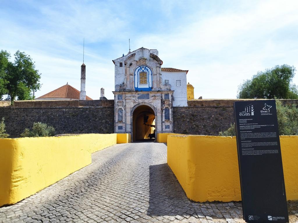 Elvasin muureja ja portti keskustaan | Road trip Espanjasta Portugaliin | Elämää Nomadina