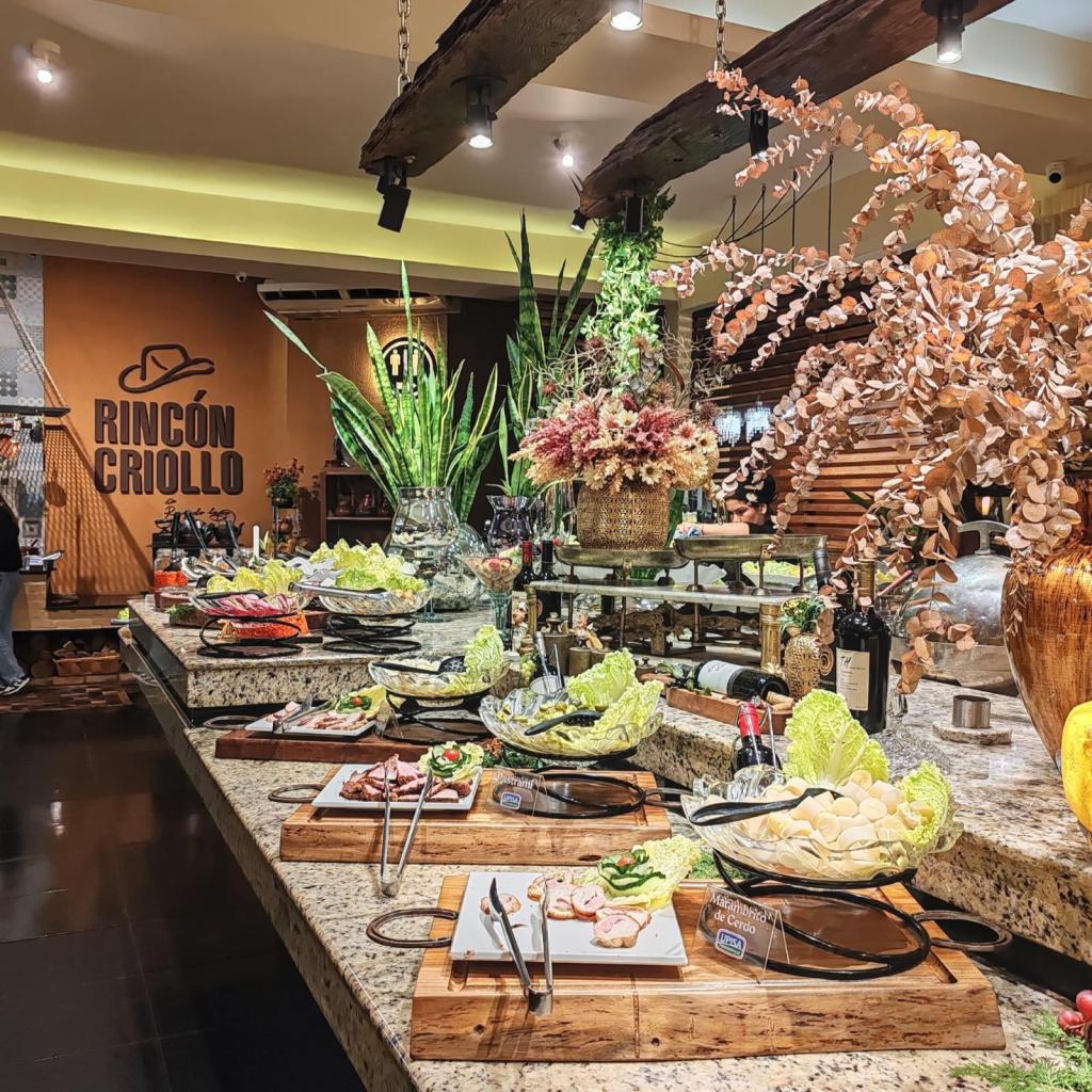 Buffet at Novo Rodeio, Encarncion | Paraguay | Elämää Nomadina matkablogi