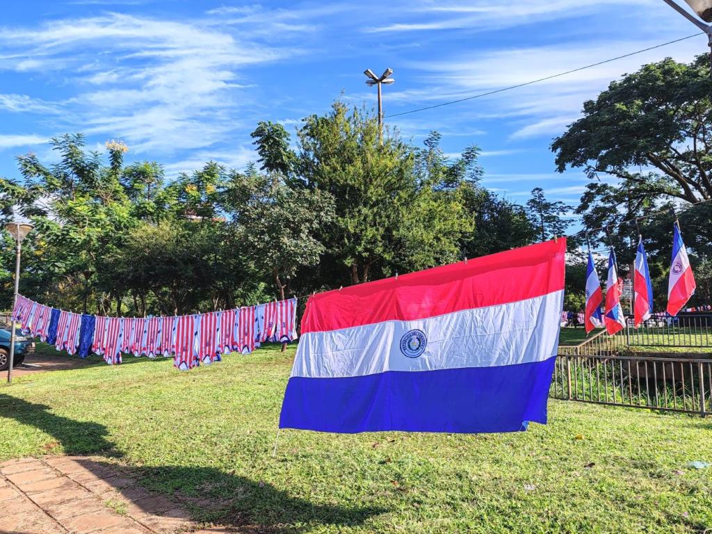Paraguayn lippuja ja pelipaitoja, Encarncion | Paraguay | Elämää Nomadina matkablogi