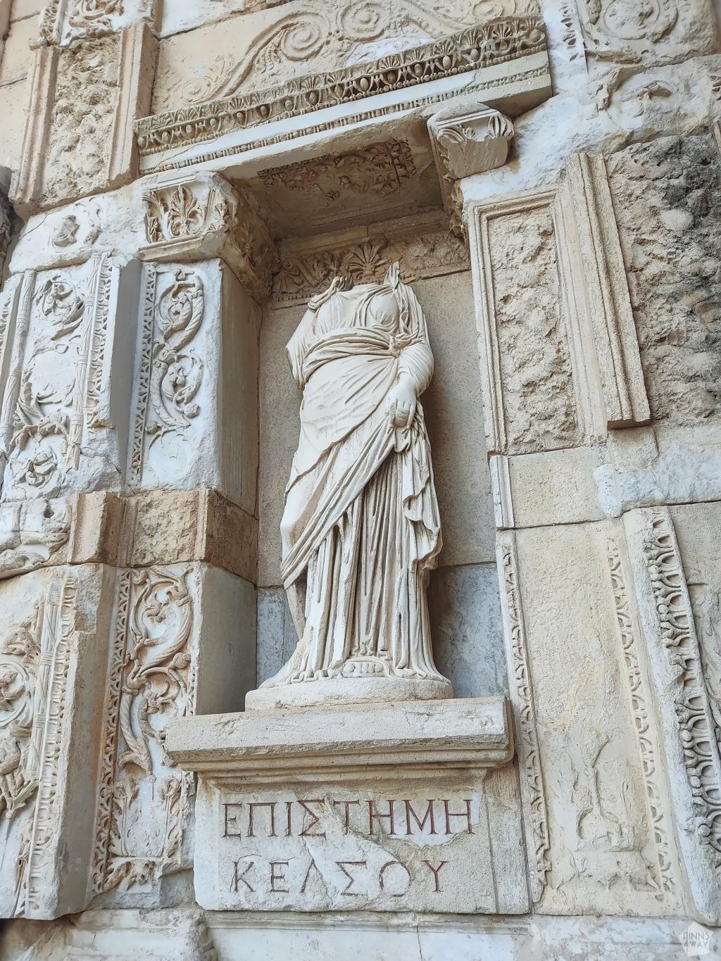 Patsas Celsuksen kirjaston julkisivussa, Efesos | Road trip Turkissa | Elämää Nomadina