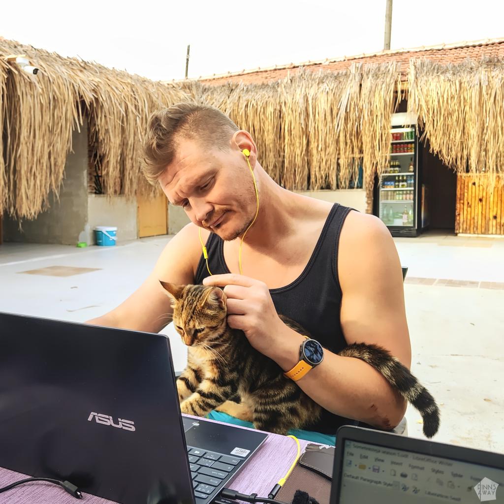 Diginomadi ja kissa töissä leirintäalueella Göynukissa | Road trip Turkissa: Rannikkomaisemia ja raunioita | Elämää Nomadina