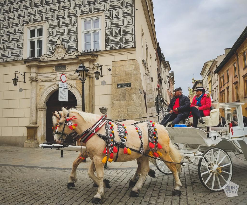 Hevoskärryt Krakovan vanhakaupungissa | Elämää Nomadina blogi