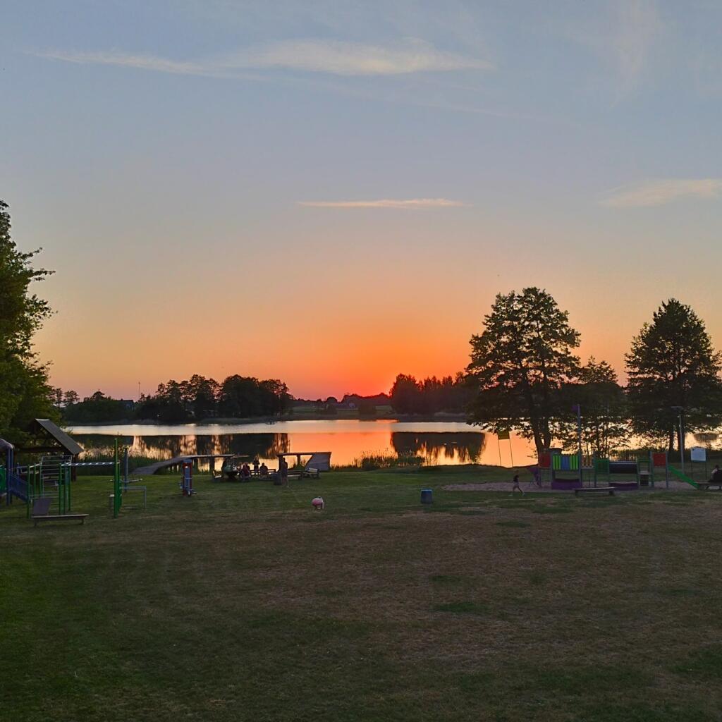Auringonlasku Drenstwo-järvellä Puolassa | Euroopan road trip: Halki Baltian rannikon kautta | Elämää Nomadina blogi