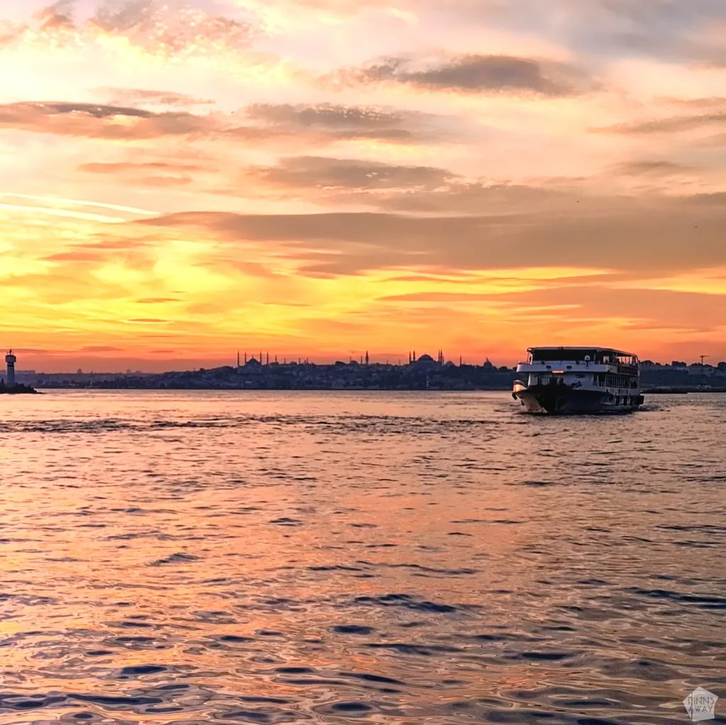 Auringonlaskun maisema Kadiköyssa, kaupungin silhuetti ja laiva | Istanbul, Turkki | Elämää Nomadina blogi