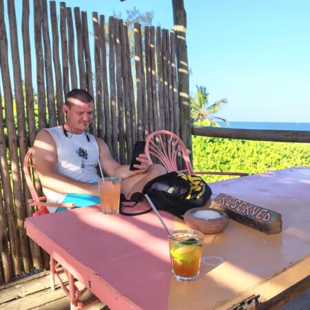 Etäyrittäjä etätyön parissa rantabaarissa | Kilifi on rento biitsikohde Kenian rannikolla | Elämää Nomadina