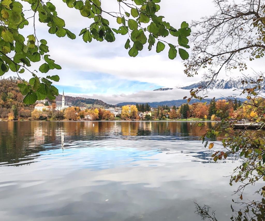 Elämää Nomadina - Syksyinen road trip Romaniasta Slovenian kautta Ranskaan Syysmaisema Bled-järvellä, Sloveniassa | Syksyinen pakumatka halki Euroopan | Elämää Nomadina