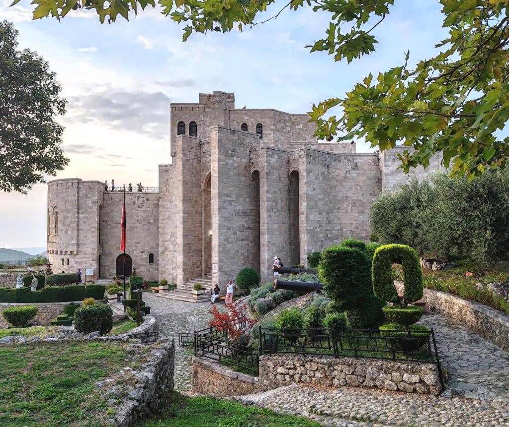 Krujan linnoitus | Albania: Kruja, Tirana ja rannikkoa | Elämää Nomadina